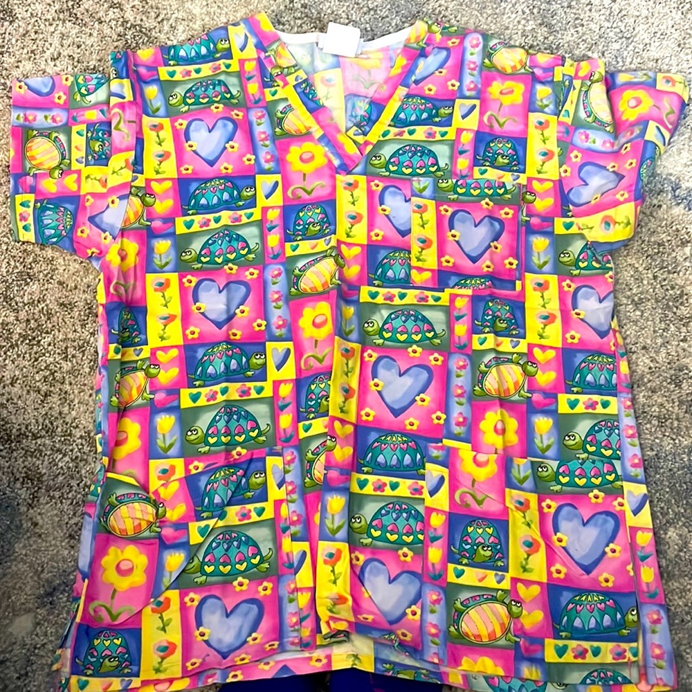 Women’s 3-pocket scrub shirt